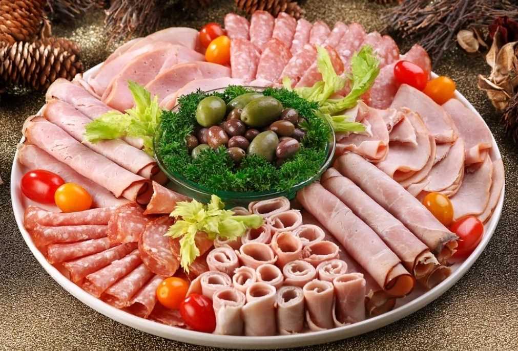 Какие колбасы будут лучшими на новогодний стол и в салаты